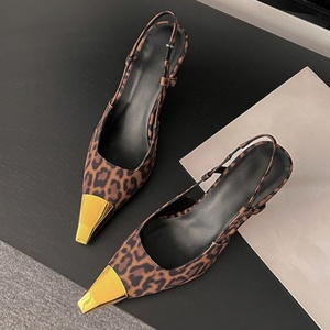 Sandalias de Tacón Bajo de 9 cm con Estampado de Leopardo de Moda 2025, con Logotipo Personalizado, para Mujer, Punta Puntiaguda, Cuero Brillante, Zapatos de Noche, Pedidos al por Mayor - Product Image 1