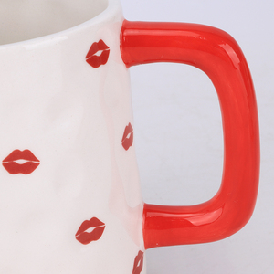 Mug en céramique Redeco avec impression de lèvres romantiques, couvercle à lèvres rouges 3D, motif de baiser vibrant, tasse à café originale pour cadeau de la Saint-Valentin - Product Image 3