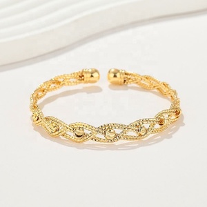 Bijoux fantaisie Or Timeless, bracelet pour femme en alliage de cuivre plaqué or 18 carats avec zircon, design classique et tendance, pour anniversaire, vente en gros - Product Image 1