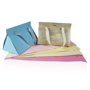Sac cadeau en papier triangulaire de nouvelle conception, sac à main en carton de haute qualité, boîte d'emballage de bijoux exquise - Product Image 1