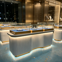 Vitrine à bijoux incurvée moderne, éclairée, en verre, verrouillable, pour boutique