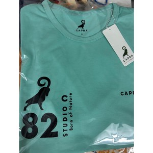 Camiseta de manga corta y cuello redondo, hecha de tela TC n.º 34S/J, 150-160 g/m², en color verde claro, con un diseño estampado en la parte delantera. - Product Image 3