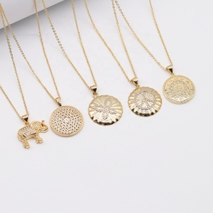 Collar con diseño de llave para mujer, colgante chapado en oro de 18k con dije de Be Brave - Product Image 3