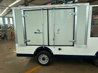 Véhicule utilitaire électrique 72V homologué pour la route avec caisse fermée et porte à enroulement pour les centres de villégiature, les hôtels et la logistique