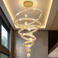 Duplex, salon en enceinte, lustre, cristal, luxe léger, maison auto-construite, escalier, grande villa, hall ouvert