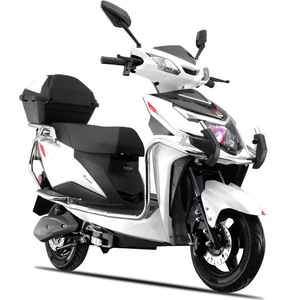 สกู๊ตเตอร์ไฟฟ้าสามล้อความเร็วสูง แบตเตอรี่ถอดได้ มอเตอร์ 1.5 กิโลวัตต์ รับน้ำหนักได้ 200 กิโลกรัม - Product Image 4