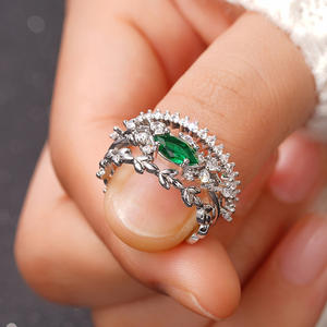 Anello da Donna Placcato Oro con Smeraldo, Taglio Marquise, Design a Pianta con Diamanti, Gioiello di Fidanzamento in Oro Giallo, Anelli Impilabili - Product Image 5