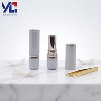 Tube de rouge à lèvres triangulaire hermétique Yuecai en gros, vide, 3,5 g, conteneur ovale triangulaire pour baume à lèvres avec bande dorée, emballage personnalisé