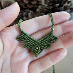 Fil de couleur verte à la mode avec de petites perles en laiton collier macramé bijoux réglables pour toutes les occasions cadeaux et cadeau de femme - Product Image 1