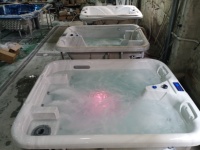 Bain à remous extérieur moderne en acrylique blanc autoportant avec fonction massage, douche intégrée et accès facile