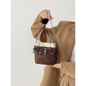 Sac seau en jean avec cordon de serrage en cuir et doublure intérieure pour femme - Product Image 5