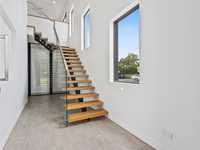 Escalier flottant moderne en acier avec marches en bois et garde-corps en verre pour villa, escalier intérieur en Chine