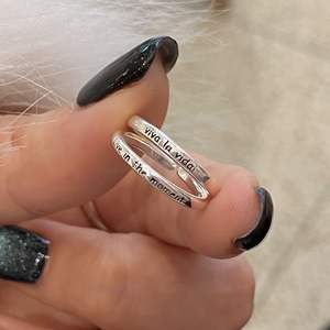 Anillo Circular con Letra Esmaltada en Plata de Ley S925, Incrustado con la Frase 'Long Live Your Life', Accesorio de Nicho para el Momento Presente - Product Image 3