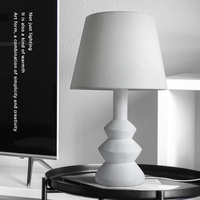 Lampe de table moderne en céramique, nouveau produit, pour salon, bureau, avec base décorative et abat-jour en tissu, idéale comme veilleuse.