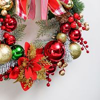 Couronne de Noël populaire avec nœud écossais rouge, baies artificielles et décorations en pin pour porte d'entrée et décoration murale