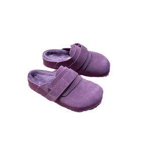 Pantoufles d'hiver confortables pour femmes en fourrure de mouton velue violettes, avec boucle et semelle épaisse en velours, fermeture Velcro pour usage domestique - Product Image 1
