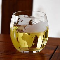 Verre à whisky transparent avec bord doré et gravure simple de la carte du monde, idéal pour bar à domicile, cocktails et cadeaux