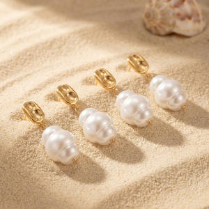 Pendientes de perlas irregulares de acero inoxidable, chapados en oro de 18 quilates, antideslustre, joyería minimalista de lujo para mujer - Product Image 3