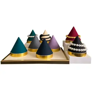 Présentoir de bijoux de bracelet de cône circulaire multicolore unique support de silicone avec la base en métal d'or pour l'affichage de bijoux