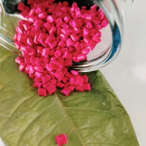 光沢度の高いCaco3ブロー成形ブローフィルムグレードPE PPプラスチックカラーマスターバッチ食品グレードUV耐性高品質KeJiaブランド - Product Image 1