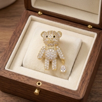 Broche Ours en Peluche Plaqué Or Entièrement Pavée de Cristaux, Bijou Animal Mignon avec Breloque Goutte d'Eau, Accessoire de Fête pour Femmes et Filles
