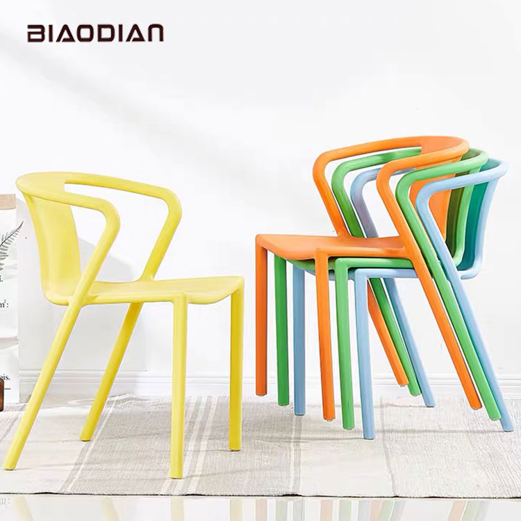 Grosir Furnitur Pabrik Sillas Plastica Dapur Modern Makan Luar Ruangan PP Dapat Ditumpuk Kursi Plastik Kuning dengan Sandaran Tangan