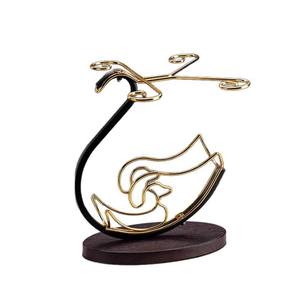 Porte-vin élégant avec 4 verres et support pour bouteille, design en fil de fer en forme de cœur, pour une utilisation à la maison ou lors de fêtes - Product Image 2