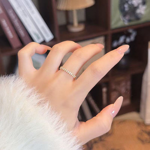 Anello da donna impilabile sottile a cerchio completo, stile lusso discreto, con pavé di diamanti da laboratorio gialli 18K, certificato IGI, per matrimonio - Product Image 4