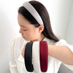 Europäischer und amerikanischer Stil Knoten Satin Schwamm Stirnband Benutzer definiertes Logo Einfarbige Mädchen Bogen Haars pange Mode Gepolstertes Haarband - Product Image 2