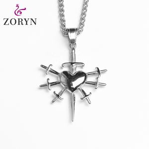 Colgante de Espadas Chapadas en Oro a Través del Corazón, Joyería Gótica Punk Oscura Romántica Medieval Vintage de Acero Inoxidable para Hombres y Mujeres - Product Image 3