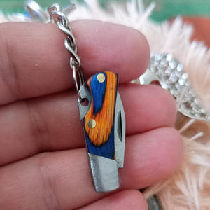 Navaja de Madera Colorida con Llavero en Forma de D, Hoja de Acero Inoxidable de 1.7 cm, Diseño Compacto, Regalo, Colgante, Herramienta Plegable de Bolsillo - Product Image 1