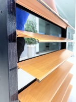 TOMA Fenêtres à persiennes modernes en aluminium avec lames en bois, ouverture verticale et finition grain de bois pour volets de salle de bain