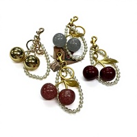 Porte-clés mignon en perles cerise, pendentif fruit brillant, breloque de sac en métal doré, accessoire de mode pour femme, porte-clés de sac à main ou de voiture, cadeau bijou élégant