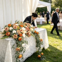 Décoration de table de mariage rétro automne : rangée de fleurs artificielles, roses caramel tombantes pour banquet