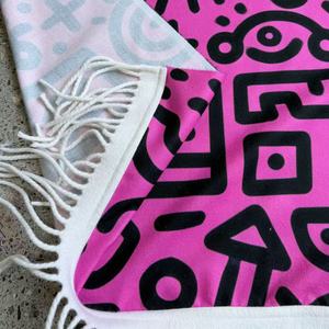 Sciarpa con Stampa Singola Reattiva ai Raggi UV, Motivo Coniglio Graffiti, Morbida in Poliestere, Lunga Pashmina per Festival Rave e Feste in Discoteca - Product Image 3