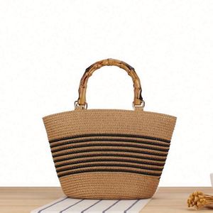Bolso de mano de paja tejida con asa de bambú y rayas de colores contrastantes para mujer, ideal para el verano y la playa, venta al por mayor. - Product Image 2