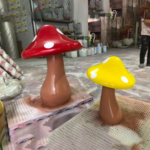 Statua Gigante di Fungo Rosso da 2m e 1,5m per Decorazioni Esterne, Feste ed Eventi - Product Image 1