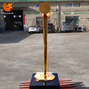 Moderne Roestvrijstalen Vloeistofsculptuur Verfemmer Gegalvaniseerd Goud Voor Commerciële Ruimte Of Hotelkunstinstallatie - Product Image 4