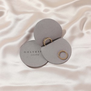 Bolsa de Joyería Redonda Gris con Logotipo Personalizado, Bolsa de Regalo de Terciopelo Blanco con Solapa para Pendientes, Bolsa de Embalaje de Microfibra al por Mayor - Product Image 4