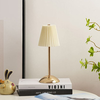 Lampe de table tactile rechargeable sans fil pour restaurant de luxe à piles petite lampe LED en métal pour bar acrylique