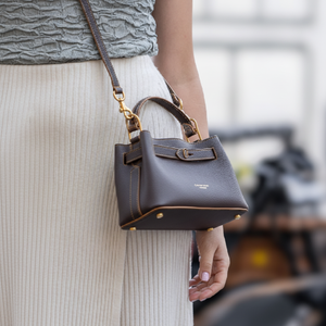 Élégant sac à main sombre. Le style intemporel rencontre la fonction quotidienne. Disponible aux prix de gros - Product Image 1