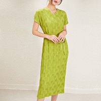 Robe plissée élégante 2026 pour femme, col en V, manches courtes, longueur midi, avec ceinture, couleur unie, haute élasticité, été, vente en gros