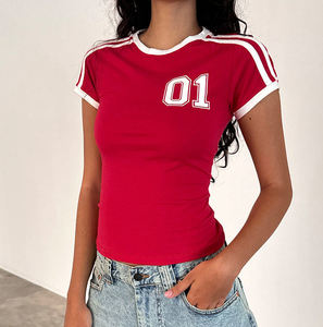 T-shirt court décontracté d'été pour femme, coupe classique, à rayures contrastées, manches courtes, style baby tee, en coton, avec impression de numéro personnalisée, vente en gros - Product Image 3