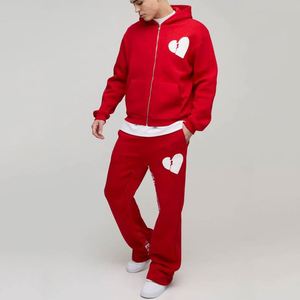 Sudadera con capucha y cremallera completa con estampado de corazón roto en rojo brillante, pantalones deportivos acampanados, chándal de dos piezas para hombre - Product Image 1