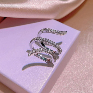 Anello Geometrico Stratificato con Zirconi a Forma di Serpente per Donne, Gioiello da Dito Creativo e alla Moda - Product Image 3