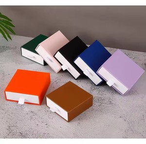 Boîte d'emballage de bijoux coulissante bicolore personnalisée en papier cartonné, couleurs violet Pantone, blanc et rose - Product Image 1