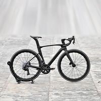 Nouveau vélo de course sur route en fibre de carbone léger 2026 à 24 vitesses avec changement électronique de vitesse, freins à disque hydrauliques et technologie sans fil