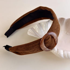 Serre-tête large en tissu uni pour femme avec boucle ovale en résine marron – Accessoire de mode féminin - Product Image 6