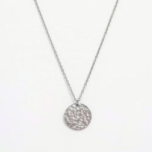 Collier en acier inoxydable plaqué or PVD 18 carats, étanche et inaltérable, avec pendentif rond martelé, vente en gros de bijoux personnalisés - Product Image 5