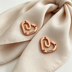 Étiquette métallique personnalisée OEM pour vêtements, forme cœur, plaqué or rose, logo brodé, étiquette métallique pour vêtements - Product Image 1